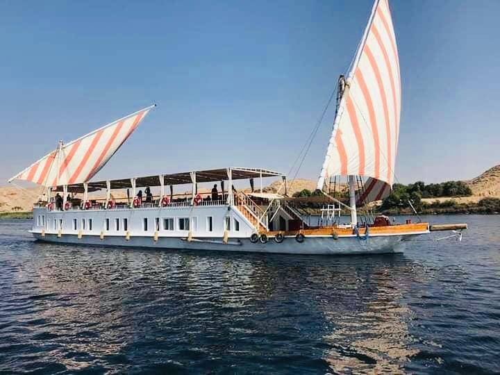 Crucero por el Nilo en Dahabiya, las tres pirámides